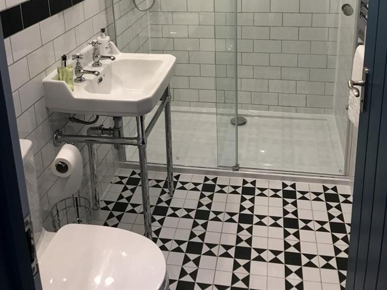No.16 Hotel Сийхам Екстериор снимка Bathroom with shower enclosure