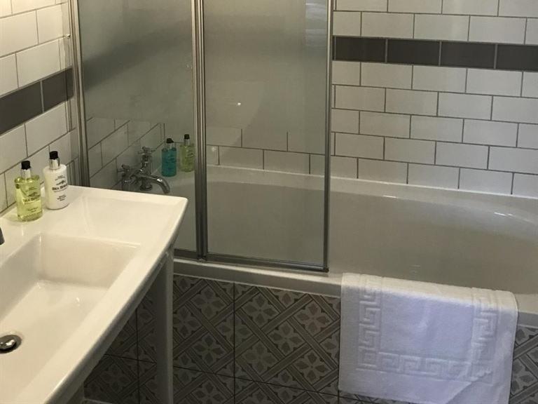 No.16 Hotel Сийхам Екстериор снимка A shower enclosure with a sliding door