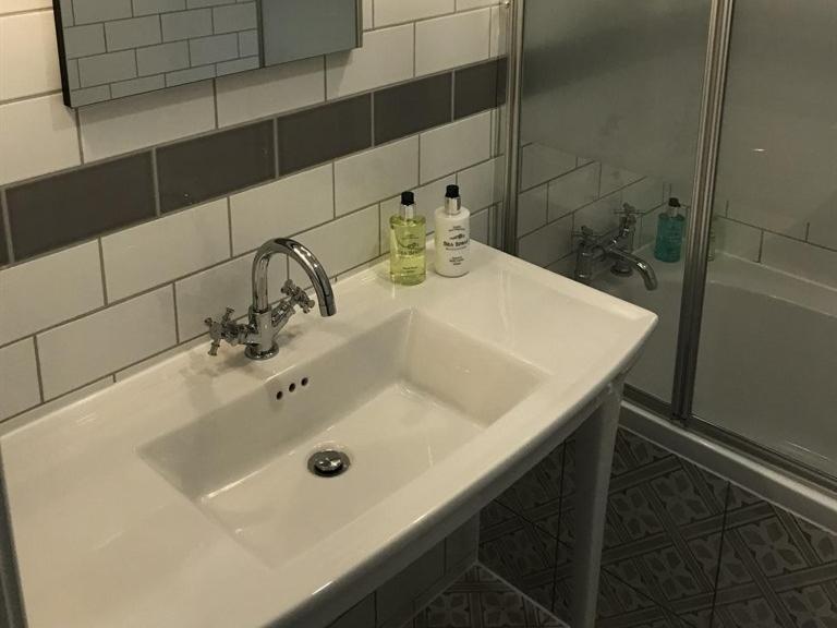 No.16 Hotel Сийхам Екстериор снимка Bathroom in a hotel