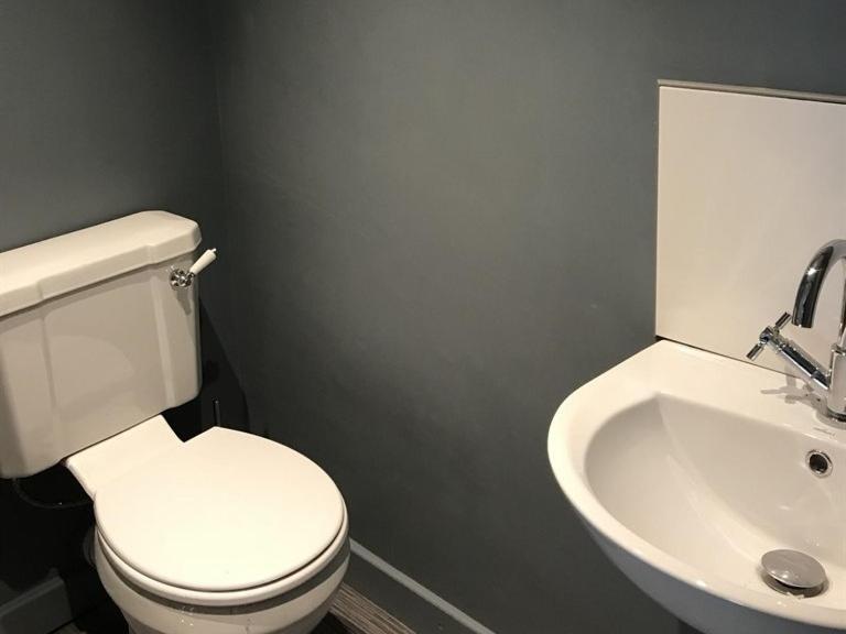No.16 Hotel Сийхам Стая снимка A modern toilet and sink