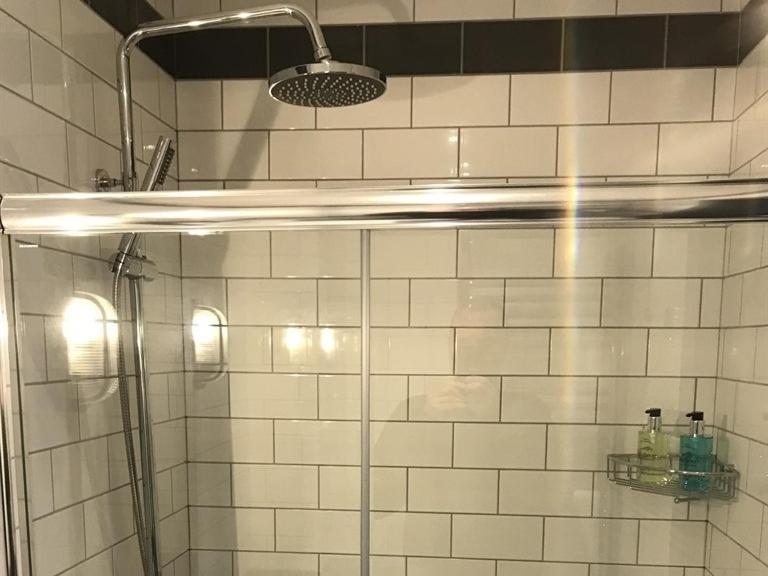 No.16 Hotel Сийхам Стая снимка A shower