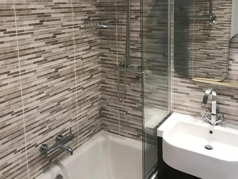 No.16 Hotel Сийхам Стая снимка Bathroom with shower enclosure