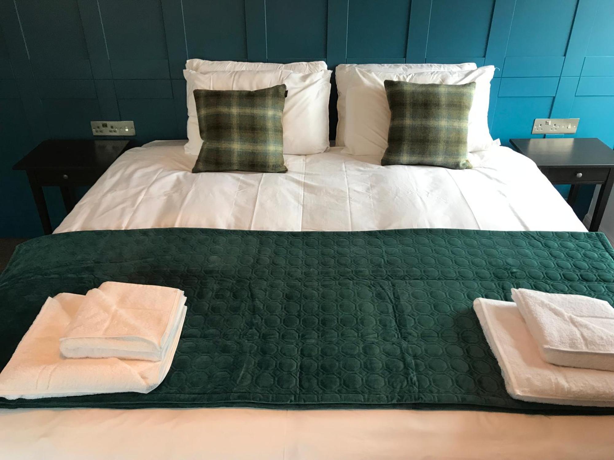 No.16 Hotel Сийхам Стая снимка A bed with a bed runner
